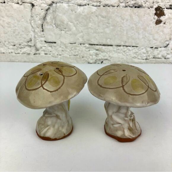 Vintage Mushroom Salt & Pepper Shakers - Picture 1 of 4